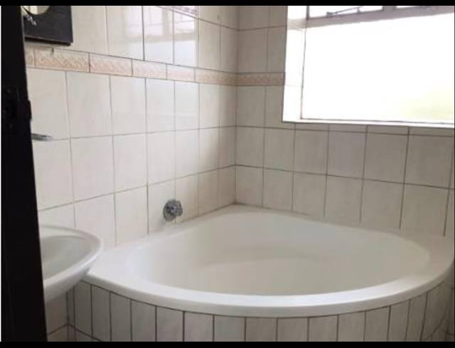 1 bed property to rent in RHODESFIELD